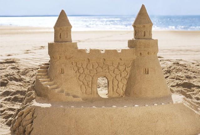 Maandag 26 augustus: We gaan van houten ijsstokjes leuke strandstoeltjes knutselen! Deze strandstoeltjes hebben we nodig om een leuk 3D strand te maken!