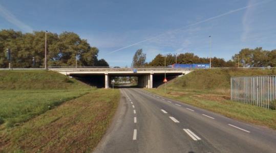 Het fietspad is gescheiden van het autoverkeer door een geleiderail. De taluds van het viaduct zijn tot dicht aan het fietspad beplant met opgaande struiken en bomen. Er is straatverlichting aanwezig.