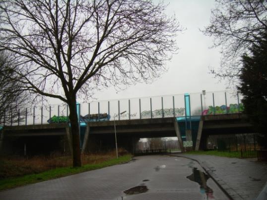 de bedrijventerreinen aan beide zijden van de A27 en Boven Hardinxveld. Aan de zuidzijde is een schuin landhoofd. Hiernaast bevindt zich een fietspad in 2 richtingen.