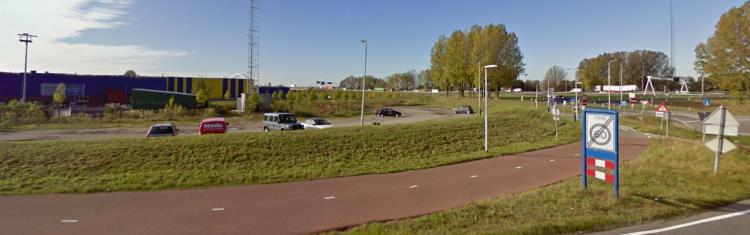 De carpoolplaats Avelingen oost is gelegen aan de oostzijde van de oostelijke toerit naar de A27 van aansluiting 24 Avelingen en ligt langs het fietspad richting de brug over de Boven Merwede.