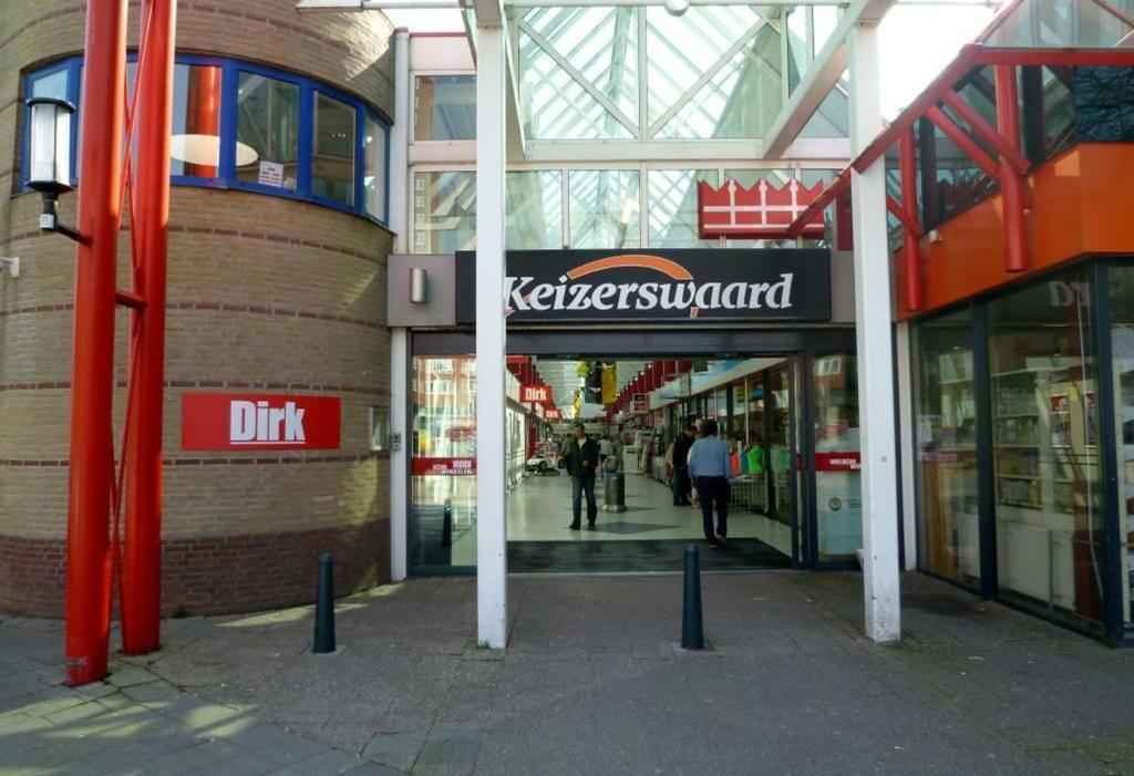 Omschrijving Algemeen Winkelruimte gelegen in het overdekte winkelcentrum Keizerswaard (www.keizerswaard.nl) te Rotterdam IJsselmonde. In het winkelcentrum zijn meer dan 80 winkels gevestigd, o.