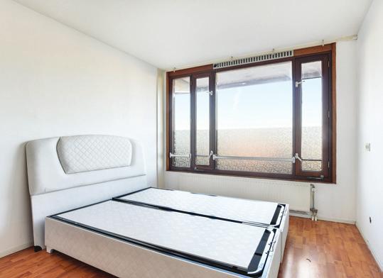 Fijne kamers met een nette neutrale afwerking en genoeg ruimte voor een heerlijk groot bed en een linnenkast.