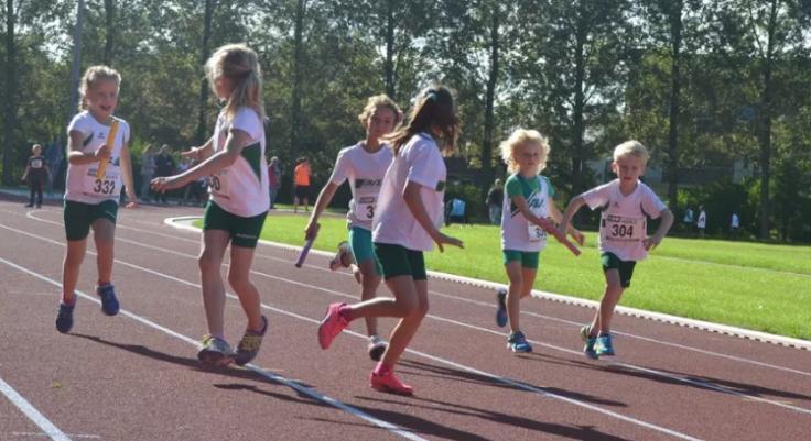 00 uur werd er geproost met alle deelnemers, vrijwilligers, ouders, vertegenwoordigers van het Zaanlands Lyceum en Jeroen Olthof, die vervolgens de 4x800m weg startte.