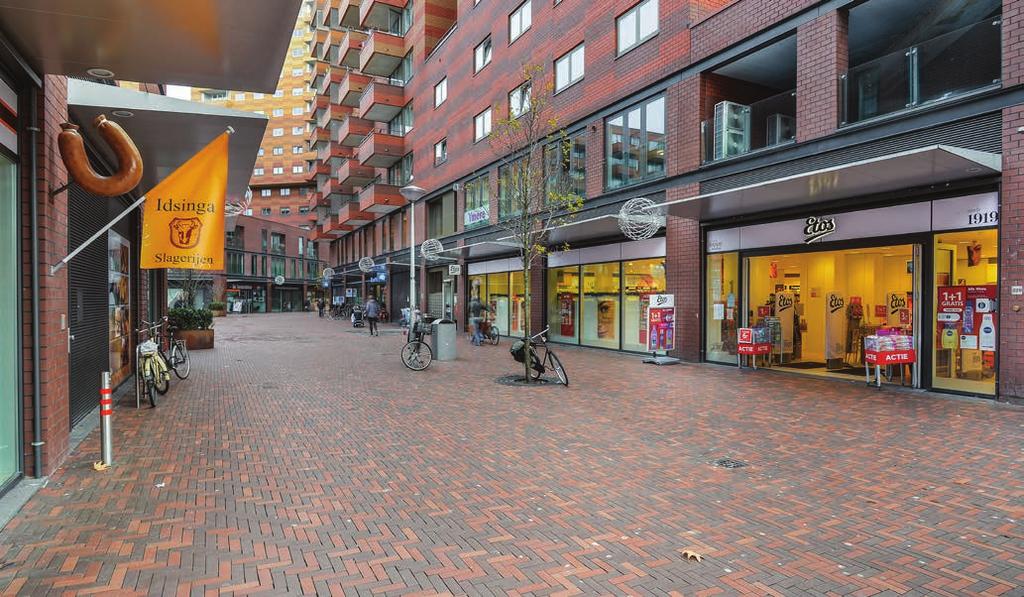 Het centrumgebied is het hart van de wijk; in en om het centrum zijn maar liefst 7 winkelcentra gelegen, waaronder het meest bekende Boven t Y.