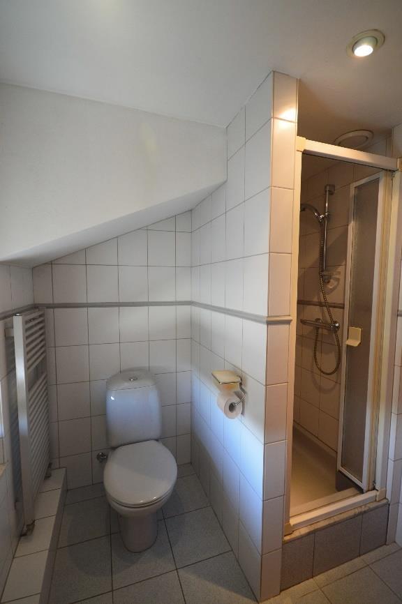 De badkamer (5 m²) is voorzien van een douche, toilet en wastafel. Tweede verdieping: De bergzolder (± 25 m²) is middels vlizotrap te bereiken.