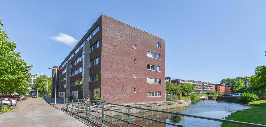 Het appartement is gelegen op de tweede verdieping en is onderdeel van het complex de Lelie en voorzien van een lift.