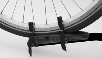 MONTAGE VAN DE FIETS OP DE FIETSDRAGER Verwijder alle onderdelen van de fiets die tijdens het transport gemakkelijk verloren kunnen gaan (E-bike accu s,