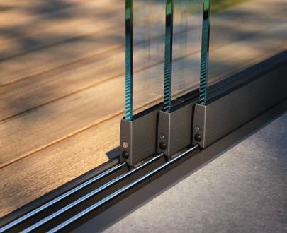 Voor een mooie verbinding tussen rails en uw terrasvloer zorgen elegante bodemaansluitprofielen, passend bij elke vloerbedekking.