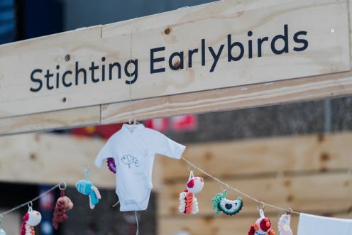 Middelen: Op de beurzen is veel informatie gegeven waar Stichting Earlybirds voor staat en zijn producten verkocht.