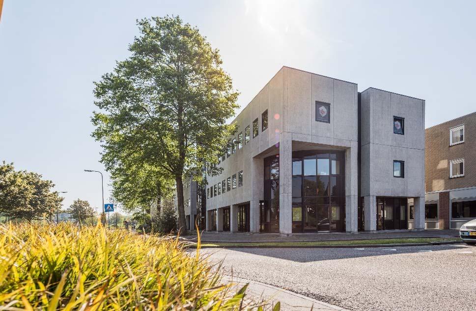 Direct voor het gebouw bevindt zich een ruim, openbaar parkeerterrein (gratis parkeren). De kantoorunit beschikt over een compleet en net opleverniveau met o.a. tapijt, systeemplafond met verlichtingsarmaturen, verwarming middels radiatoren en een aparte spreekkamer.