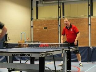 ballen die Cor de hele avond speelde. Er werd eigenlijk kansloos verloren: 6-11, 7-11, 14-12 en 11-13. De laatste 2 enkelspelen moesten deze avond de beslissing brengen.