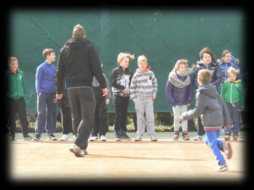 Tennislessen zijn begonnen. In April zijn heel veel jeugdleden weer begonnen aan de zomerlessen.