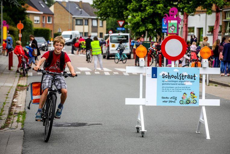 De schoolstraat afsluiten in de schoolspits Durft u het aan? Grote aantallen ouders en leerlingen die lopend, fietsend of met de auto naar school komen.