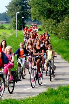 De fietsbus Welke klas wordt er door de wethouder opgehaald? Scholen kunnen zich hiervoor bij uw gemeente aanmelden. Leerlingen uit groep 7 of 8 worden door de wethouder thuis opgehaald.