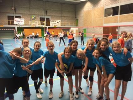 Volleybaltoernooi Woensdag hebben de jongens en de meisjes van groep 7 en 8 meegedaan aan het volleybaltoernooi in de Beijneshal. Ze hebben allemaal weer ijzersterk gespeeld.
