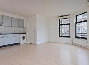 Amsterdam Van Noordtstraat 9 L Studio appartement in de populaire Spaarndammerbuurt. Door de hoekligging (Noord/West) met 4 ramen is de woning heerlijk licht.