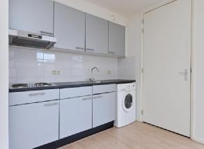 Het appartement wordt turnkey opgeleverd met geschilderde wanden en laminaat vloer. Deze woning ligt aan de Van Noordtstraat en de Spaarndammerstraat de winkelstraat van de Spaarndammerbuurt.