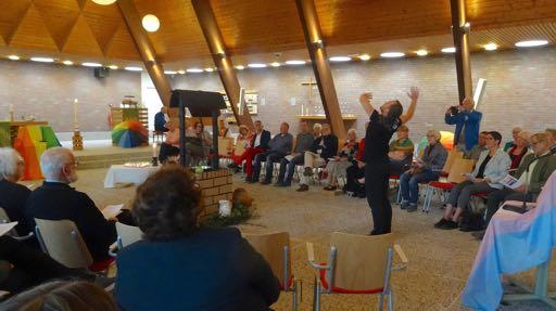 Zondag kleurde de Ontmoetingskerk roze met een viering voor LHBTI s en open minded mensen uit Lelystad en de regio.