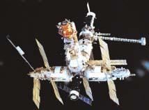 1.3 Het ISS een internationaal samenwerkingsprogramma Woordenlijst Pas in 1971 werd het eerste ruimtestation in een baan om de aarde gebracht. Dit was de Sovjet Salyut-1 (Russisch voor saluut ).