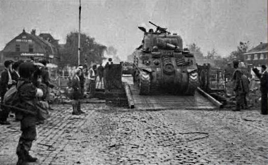 De Royal Engineers en de Grenadier Guards komen 18 september in de avond aan in Son en beginnen meteen aan het bouwen van een baileybrug