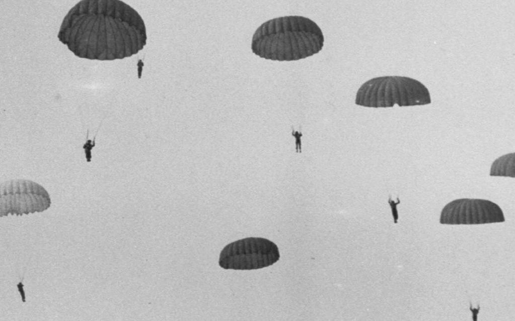 Een paratrooper vertelt: "Op zondagmiddag 17 september 1944 landden er meer dan 4500 Amerikaanse parachutisten van het 502 e en 506 e regiment van de 101e luchtlandigsdivisie op de heide ten noorden