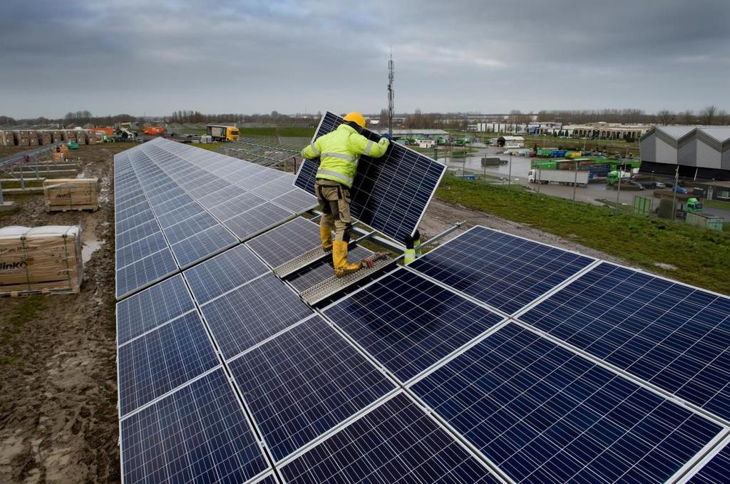 Over ons Solarfields is een ervaren ontwikkelaar van grootschalige grondgebonden zonneparken. > 2.