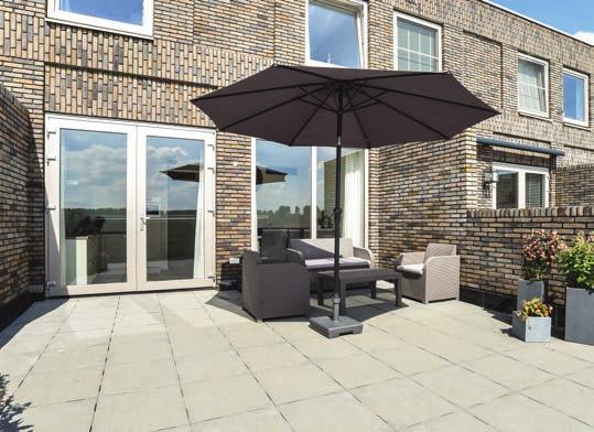 Met een grote loungeset en een buitentafel kun je optimaal profiteren van je terras.