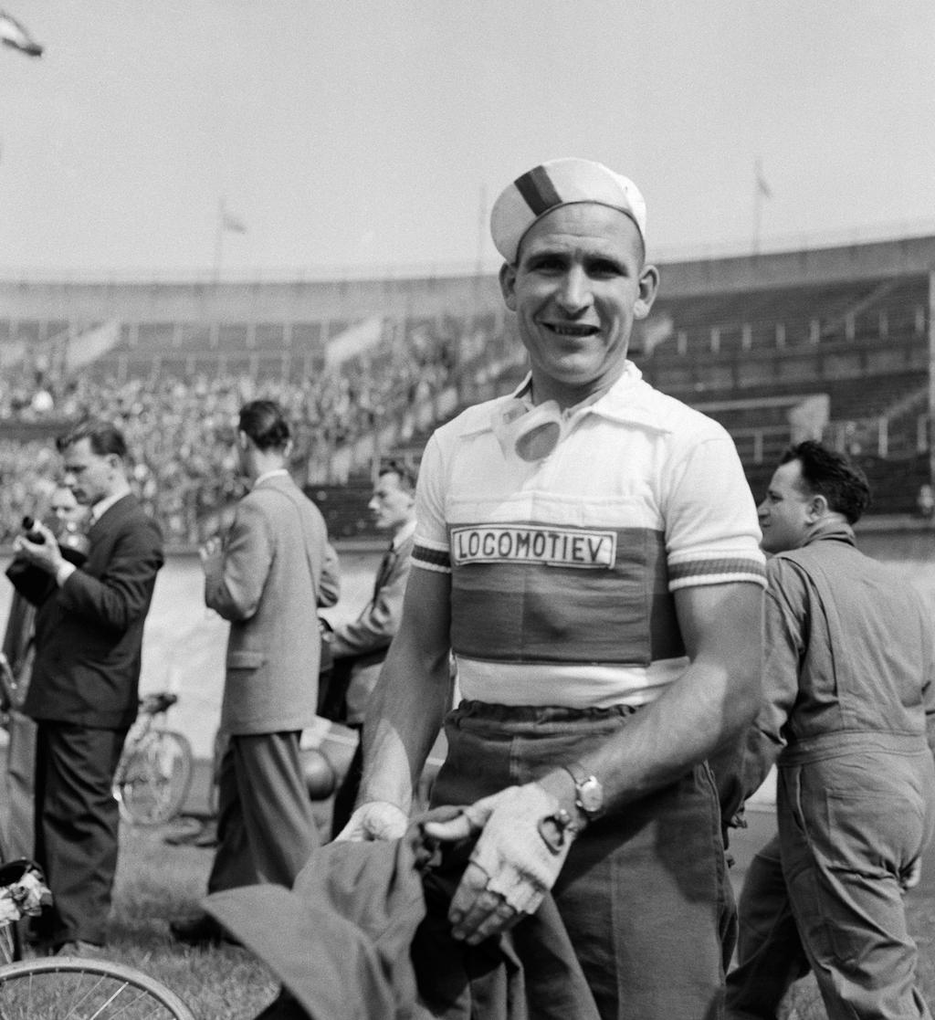 Wim van Est bij de start van de Tour de France in het Olympisch Stadion, Amsterdam (1954).