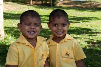 In elk land is hiervoor een specifieke organisatie gevormd (in Sri Lanka de Somawathi Trust en in Nederland de Stichting Weeshuis Sri Lanka), welke eigen
