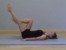 Squat + Shoulder press (Benen + schouders) Zet je voeten op heupbreedte en neem een gewichtje in elke hand zoals op de foto.