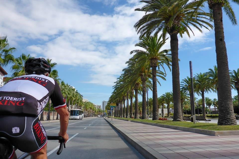 Een vakantie naar Salou staat bij velen synoniem voor feesten en zonnen. Maar Salou biedt veel meer dan dat, het is ook een prachtige fietsbestemming!