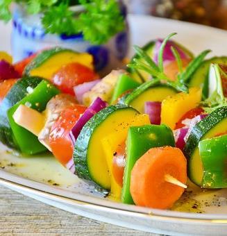 Inspiratie voor een gezonde lunch: Paprika met feta uit de oven, vervolgens olijfolie erover sprenkelen.