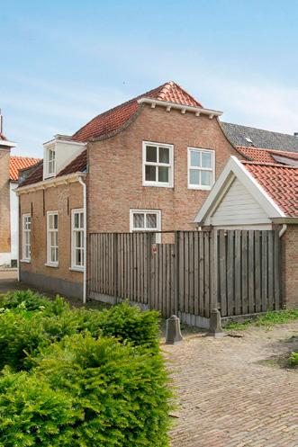 Eerste verdieping Aankomend op de overloop van de eerste verdieping heeft u toegang tot drie slaapkamers en de badkamer. Het plafon op de overloop is voorzien van spuitwerk.