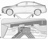 Bij een zachte ondergrond, een stevige plank (max. 1 cm dik) onder de krik leggen. Haal vóór het opkrikken van de auto altijd eventuele zware objecten eruit.