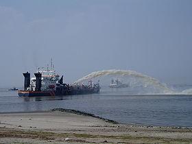 Dus bij stijgende waterspiegel zullen de golven, bij gelijkblijvende diepte niet hoger