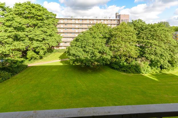 Wilt u heerlijk rustig wonen in een goed onderhouden appartementencomplex met alle winkels en openbaar vervoer binnen handbereik? Dat kan, en dan ook nog eens midden in het centrum van Amstelveen!