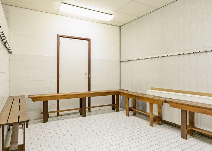 Slaapkamer met vaste kast en een vlizotrap naar de zolder. Badkamer met wastafel, wasmachineaansluiting, douche en toilet.