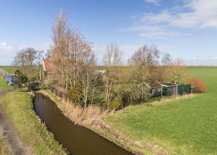 Wat de woning bijzonder maakt is dat er een slaapkamer en badkamer aanwezig is op de begane grond, hierdoor is het levensloopbestendig.