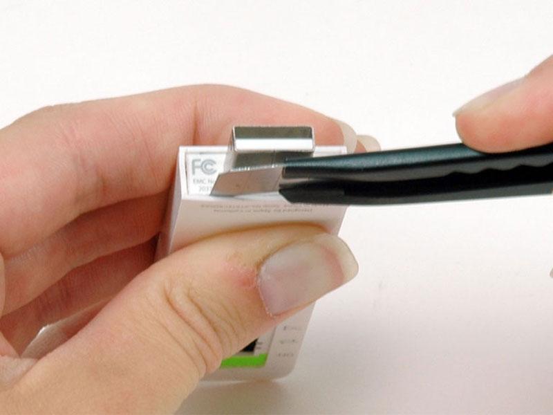 Gebruik een Exacto mes om de lijm die de USB-poort van de ipod te scheiden.