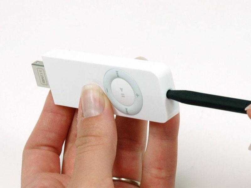 Stap 6 Gebruik een spudger te duwen op de hoofdtelefoonaansluiting en schuif de USB-poort uit zijn behuizing.