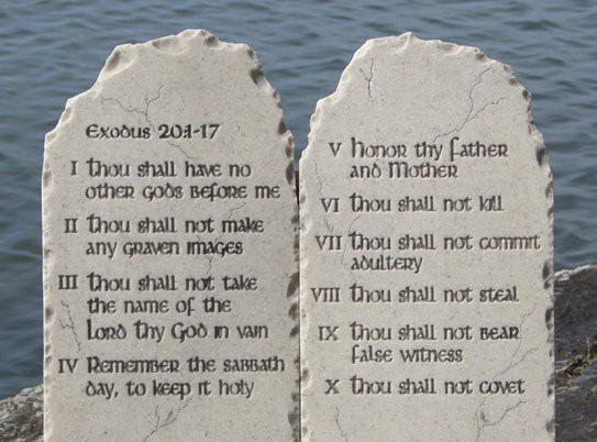- 4-4 Toen hieuw Mozes twee stenen tafelen gelijk de eerste; hij beklom vroeg in de morgen de berg Sinai, zoals de Heere hem geboden had, en nam de twee stenen tafelen in zijn hand.