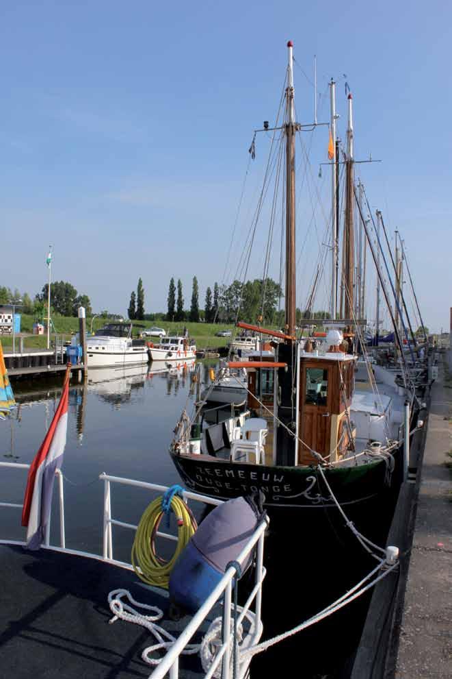 Oude-Tonge Achthuizen Net als Ooltgensplaat is Oude-Tonge een sleuteldorp dat veel historische bouwwerken en monumenten bezit.