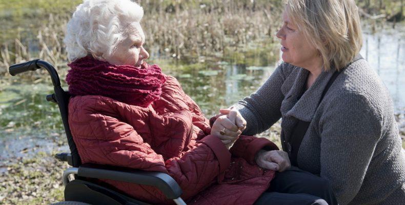 Welzijn komt eerst, de zorg komt daarna. Kijk eens, zegt Linda de Haan, terwijl ze op het terras enkele ouderen aanwijst, die ieder voor zich, met een medewerker, de zon hebben opgezocht.