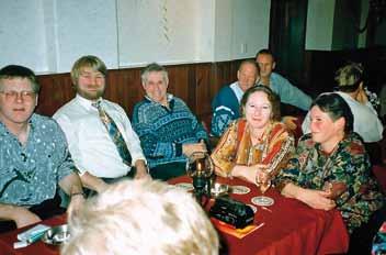 l.n.r.: Jappie Meeter, Hidzer Meeter, Kees Meter, Johanna Meeter-Vlasman en Geartsje Meter-Vlasman. ($)*+,'Sail Amsterdam, augustus 1990. Jappie Meeter, pake Lodewijk en Lodewijk Hzn Meeter.