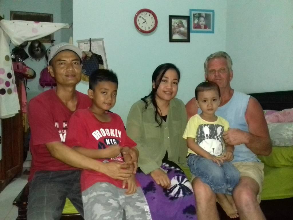 4.4 Verbeteren leefomstandigheden 4.4.1 Koming Koming woont nog steeds met haar man Fuji, zoontje Farel en dochtertje Naura op Bali.