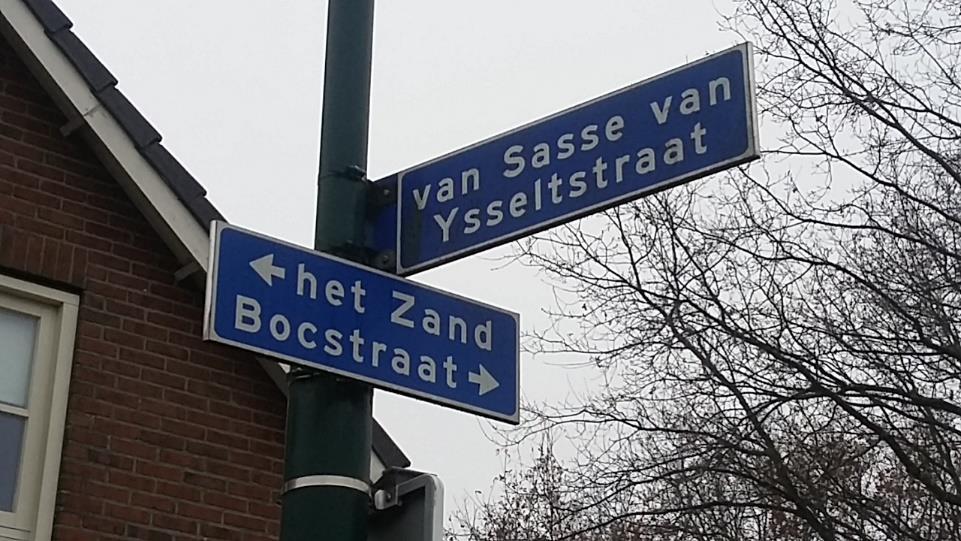 Aan het einde van het Kortes pèdje ga je rechtsaf (= Van Sasse van Ysseltstraat). Zoek het huisje op de foto.