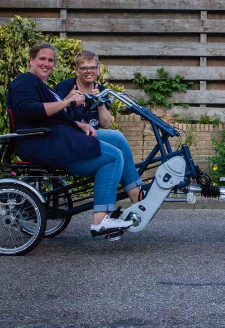 Inhoud zomer 2019 3 Op de fiets Bewoners van IJsselburg hebben een nieuwe fiets. Je kunt er met vier mensen op. Vrijwilligster Annelies gaat mee. Zo fietsen ze heel IJsselstein door.