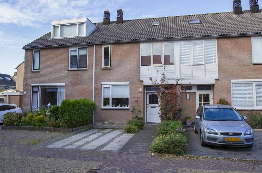 In een rustige straat in de gewilde woonwijk Sterrenburg ligt deze ruime eengezinswoning met onder andere een ruime en tuingerichte woonkamer, een nette keuken- en badkamerinrichting, vier