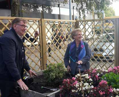 De initiatiefnemers van de Titus Brandsmatuin regelden een regenton via het Hoogheemraadschap Delfland en directe bewatering vanuit de flat met ondersteuning van Rijswijk Wonen.