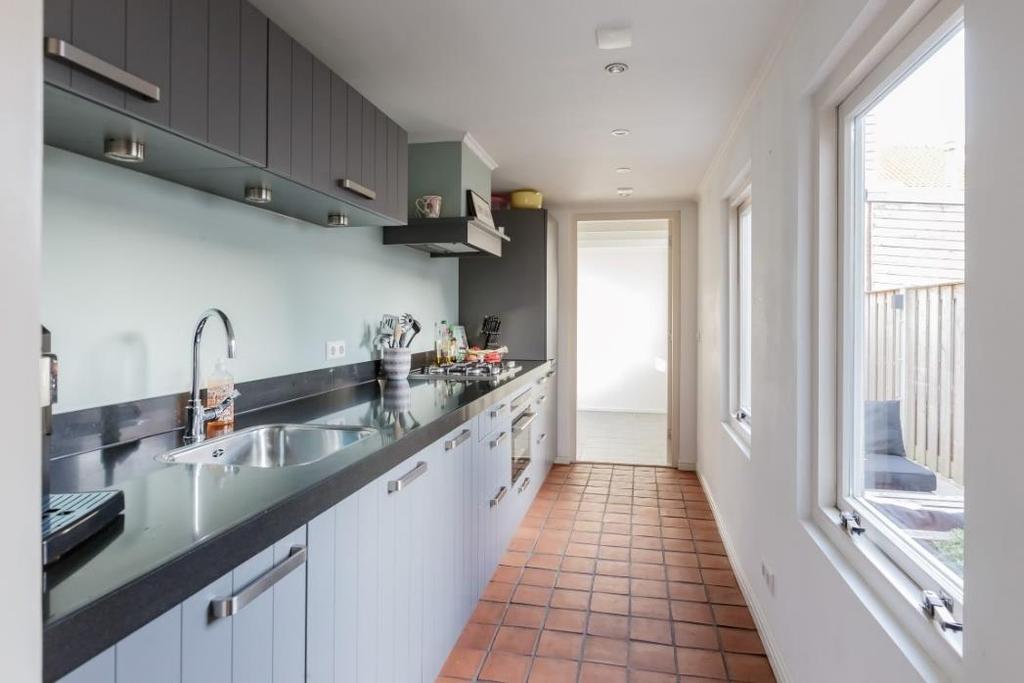 De keuken: De moderne keuken staat in directe verbinding met de woonkamer en